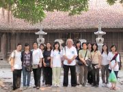 Võ sư Nguyễn Ngọc Nội cùng nhóm đồng môn nữ võ đường VXNG trước sân chùa Bút Tháp (06.3.2010)